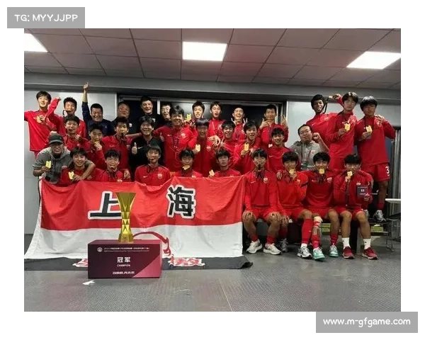 球迷机场迎接U17小将,青训成果获社会认可 球迷机场迎接U17小将,青训成果获社会认可