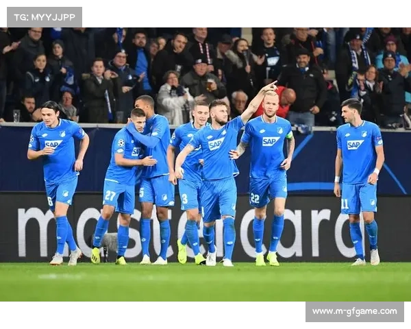 霍芬海姆主场草坪维护完美，克拉马里奇赛前加练射门